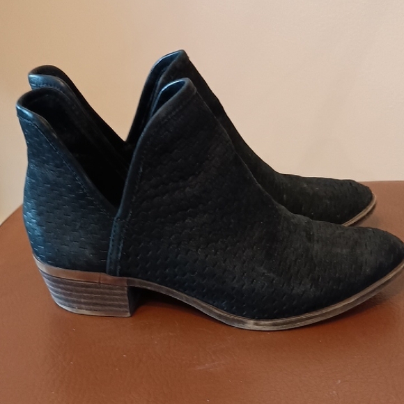 Lucky Brand Baley Black Sueded Leather Perforated Ankle Booties, Sz 6 / 36 - Picture 4 of 9